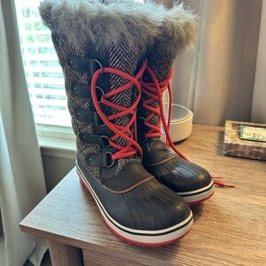 Women's SOREL Faux-Fur Trim Winter Snow Boots in Brown with Red Laces